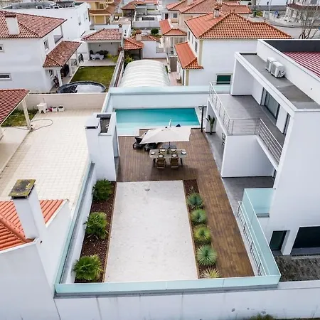 - Pool, Bbq And Boule/petanque Villa