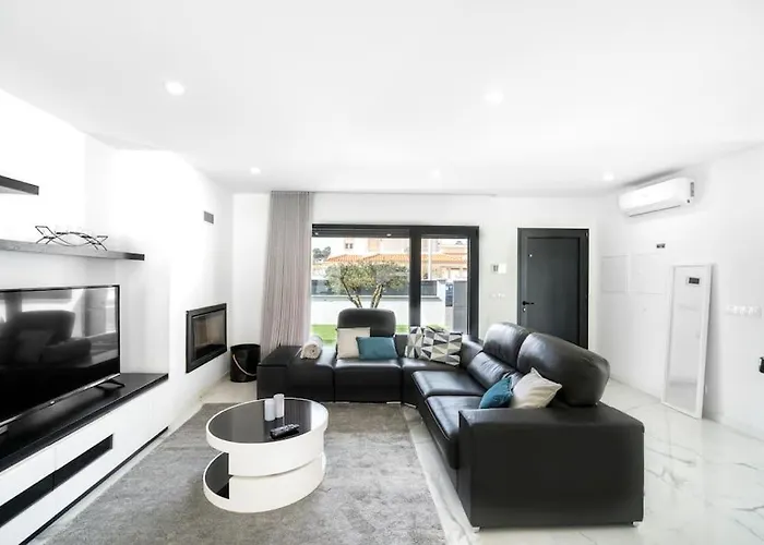 - Pool, Bbq And Boule/petanque וילה נאזרה